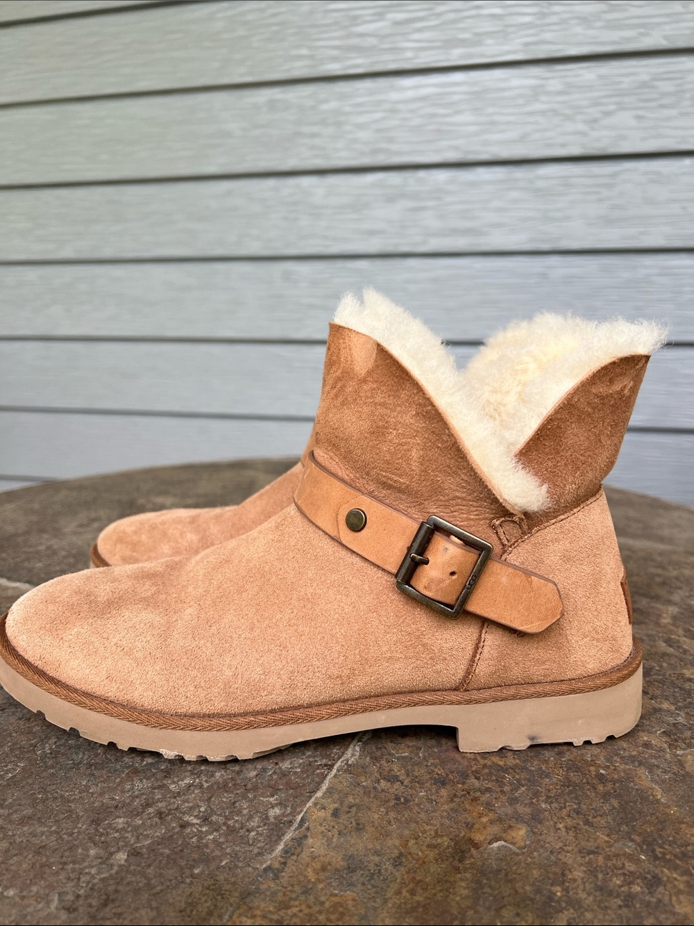 UGG ROMELY BUCKLE SHORT CHESTNUT SUEDE SHEEPSKIN WOMEN'S BOOTS SIZE US 8